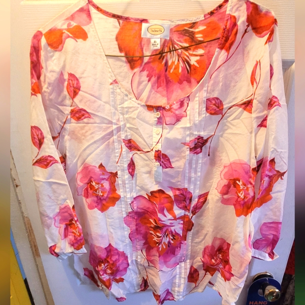 EUC Semi-sheer floral 3/4 sleeve